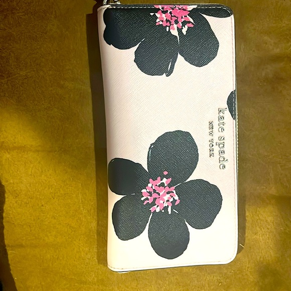 kate spade Handbags - Kate Spade Zippered Wallet - like new